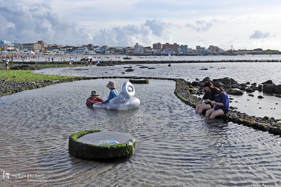 [제주의 관광지 | 목마 등대 너머로 지는 노을 앞에 서다, 이호테우해변]